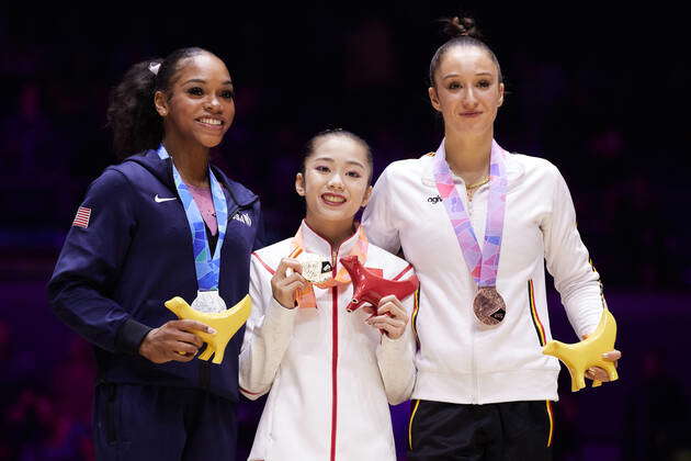 LIVERPOOL, Nov. 6, 2022 -- Gold medalist Wei Xiaoyuan of China, silver ...