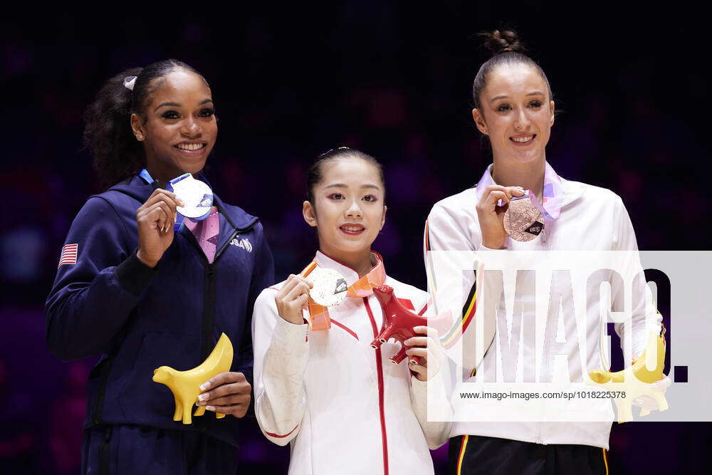 LIVERPOOL, Nov. 6, 2022 -- Gold medalist Wei Xiaoyuan of China, silver ...