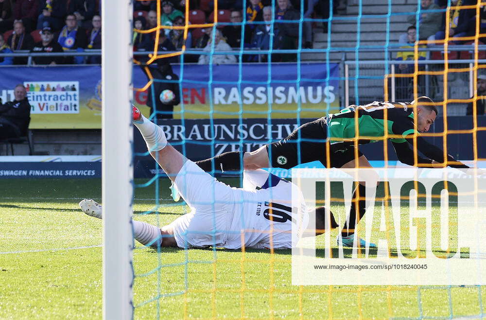 Jasmin Fejzic (Eintracht Braunschweig) Rettet Gegen Branimir Hrgota ...