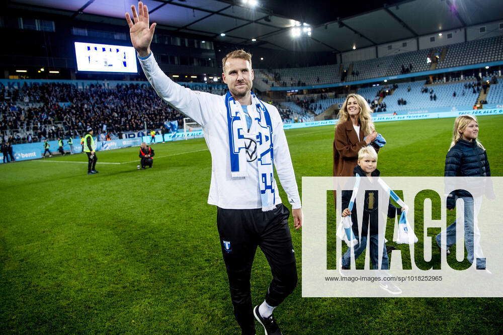 221106 Malmö FFs Ola Toivonen Is Thanked Together With His Family After ...