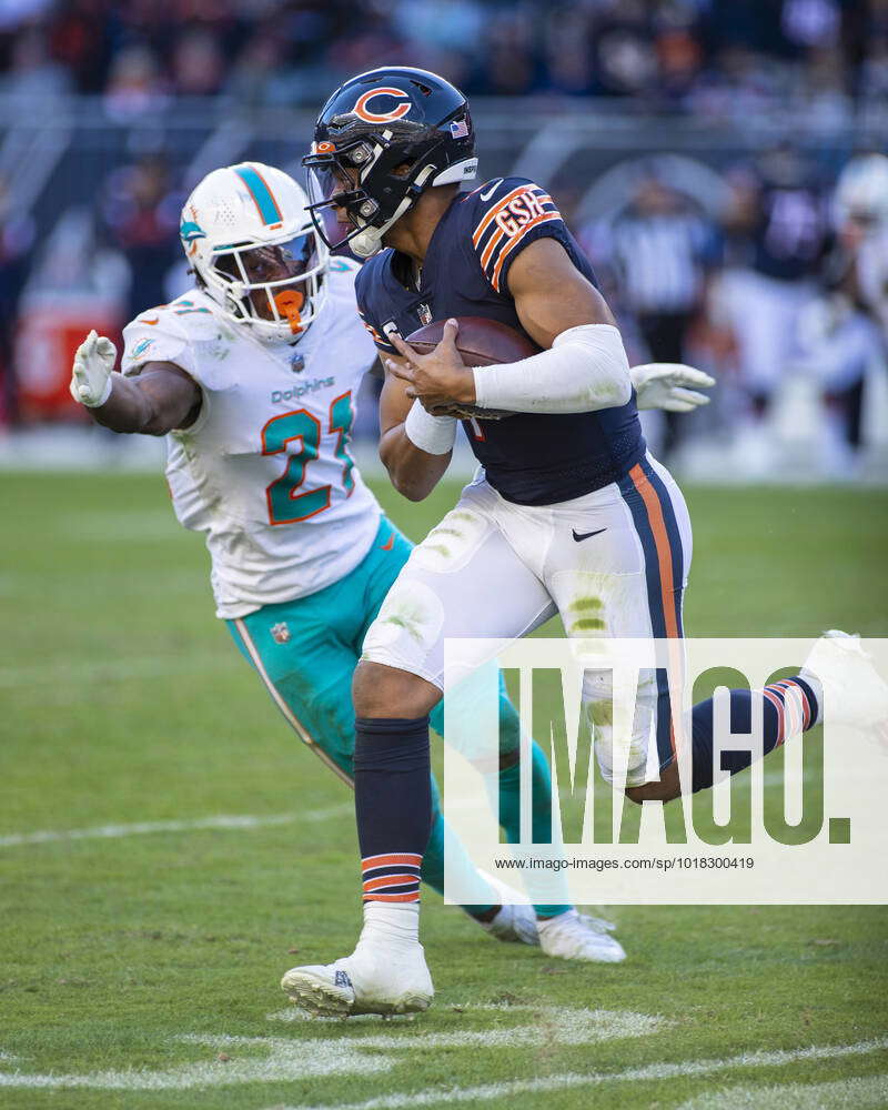 November 6, 2022: Chicago Bears quarterback 1 Justin Fields runs past  Dolphins 21 Eric Rowe during