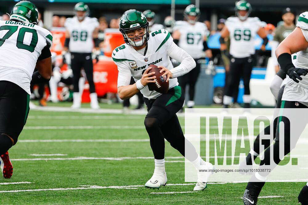 EAST RUTHERFORD, NJ - NOVEMBER 06: New York Jets quarterback Zach Wilson  (2) runs during the National Football League game between the New York Jets  and Buffalo Bills on November 6, 2022