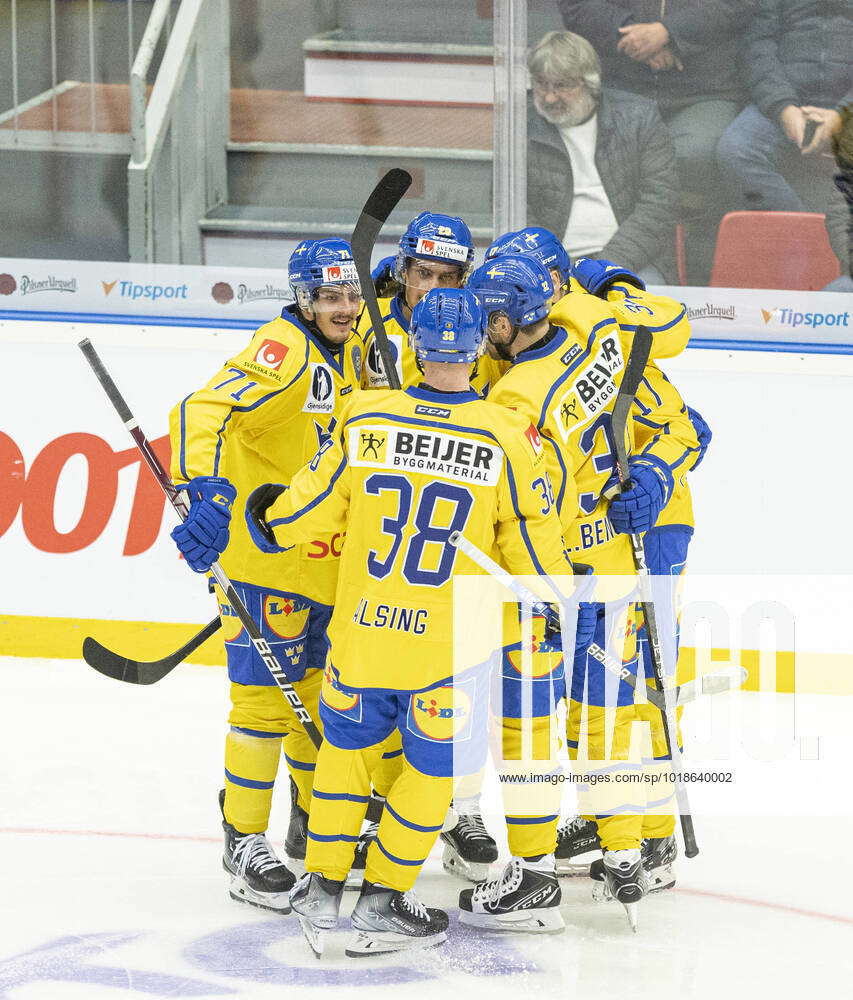 221110 Isac Brännström and Andrà Petersson of Sweden celebrate with