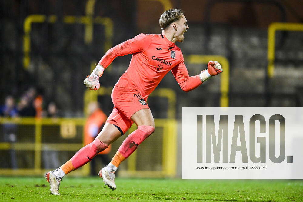 Anderlecht S Goalkeeper Bart Verbruggen Celebrates After Winning A Soccer Game Between Lierse