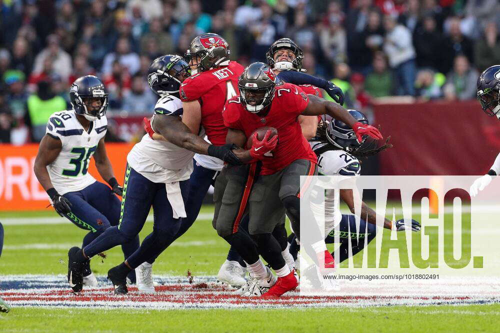 im Zweikampf, Aktion, mit Quinton Jefferson 77 (Seattle Seahawks), Ko Kieft  41 (Tampa Bay Buccaneers