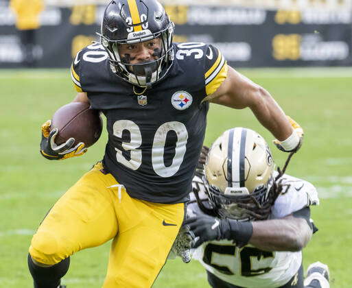 Pittsburgh Steelers running back Jaylen Warren (30) gets past New Orleans  Saints linebacker Demario Davis (56)