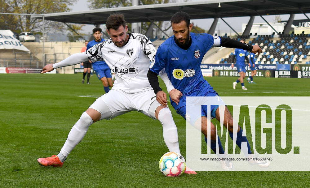 12 11 2022, xokbx, Fussball Regionalliga Suedwest, FSV Frankfurt SGV Freiberg, v l Ahmed Azaouagh