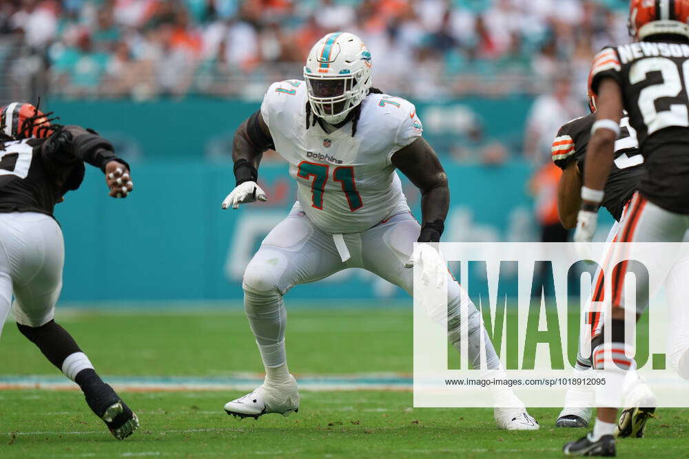 MIAMI GARDENS, FL - NOVEMBER 13: Miami Dolphins Brandon Shell (71) during  the game between the Cleve