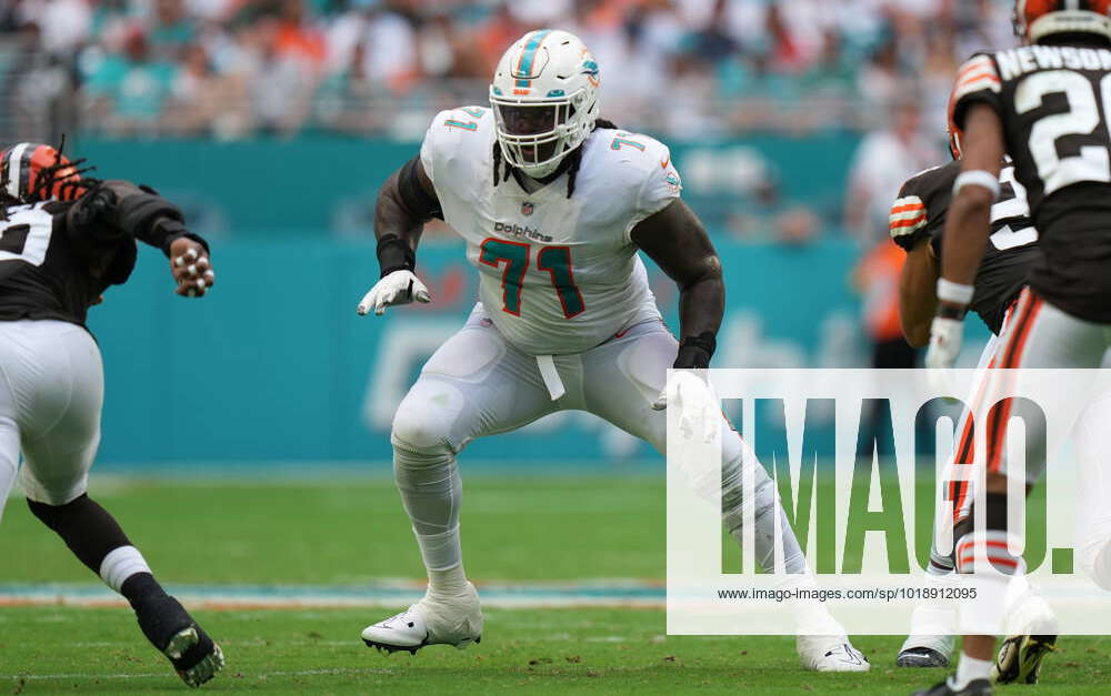 MIAMI GARDENS, FL - OCTOBER 23: Miami Dolphins offensive lineman Brandon  Shell (71) protects the poc