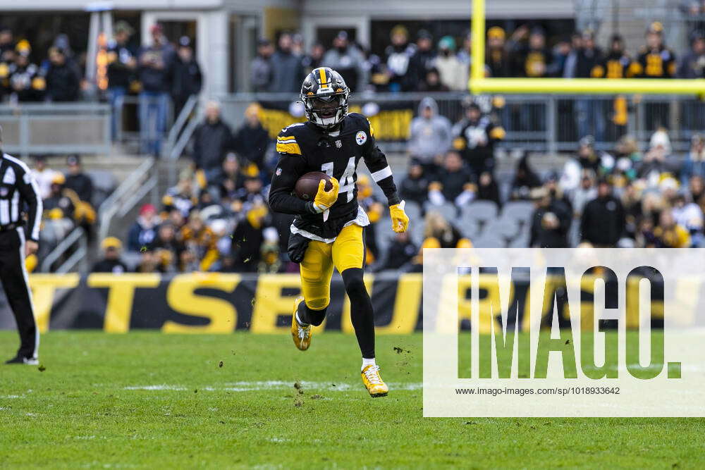 PITTSBURGH, PA - NOVEMBER 13: Pittsburgh Steelers wide receiver George  Pickens (14) runs with the ba