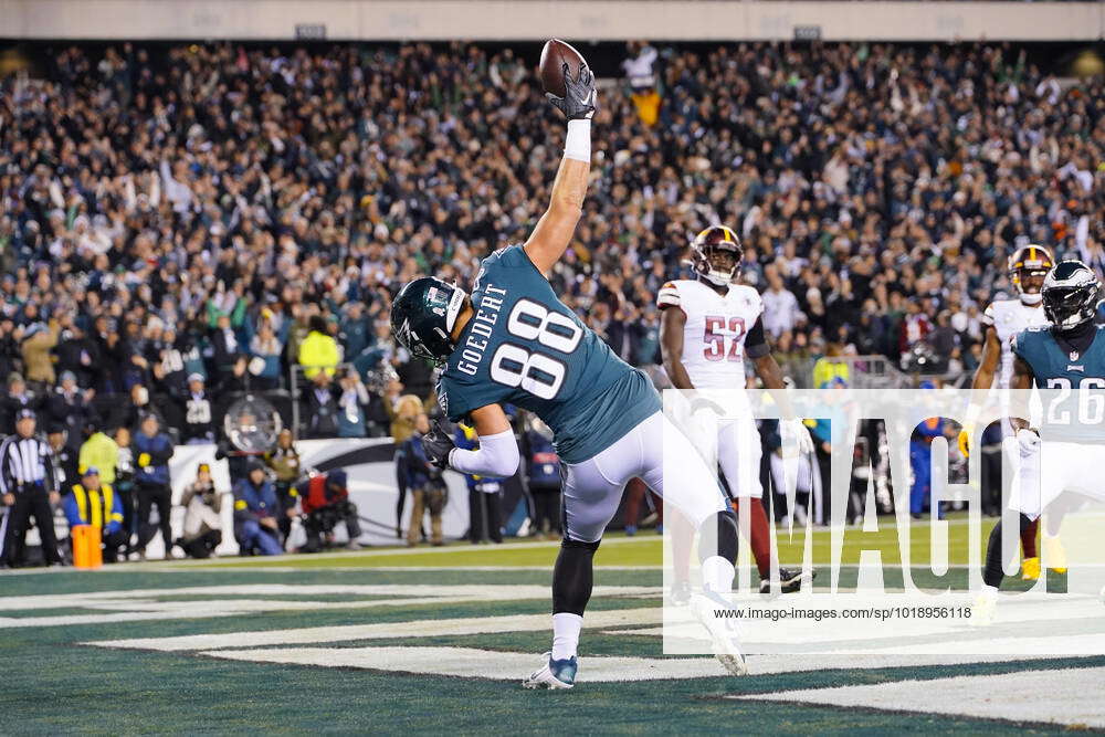 PHILADELPHIA, PA - NOVEMBER 14: Philadelphia Eagles Tight End Dallas  Goedert (88) spikes the ball to