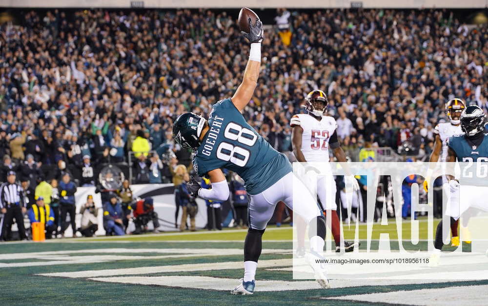 PHILADELPHIA, PA - NOVEMBER 14: Philadelphia Eagles Tight End Dallas  Goedert (88) spikes the ball to