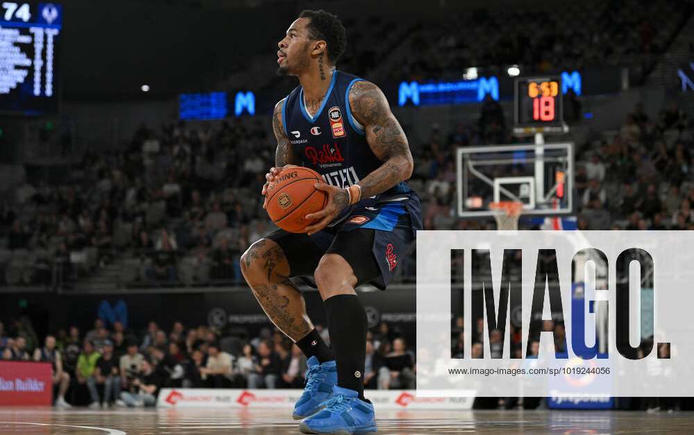 NBL UNITED 36ERS, Rayjon Tucker of Melbourne United drives at the