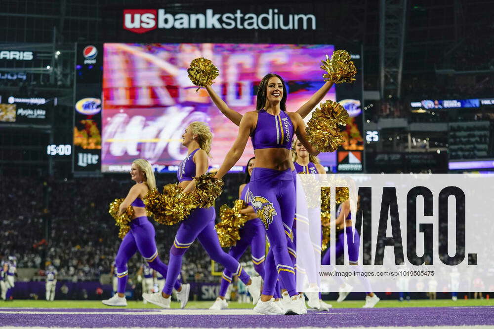 MINNEAPOLIS, MN - NOVEMBER 20: The Minnesota Vikings Cheerleaders