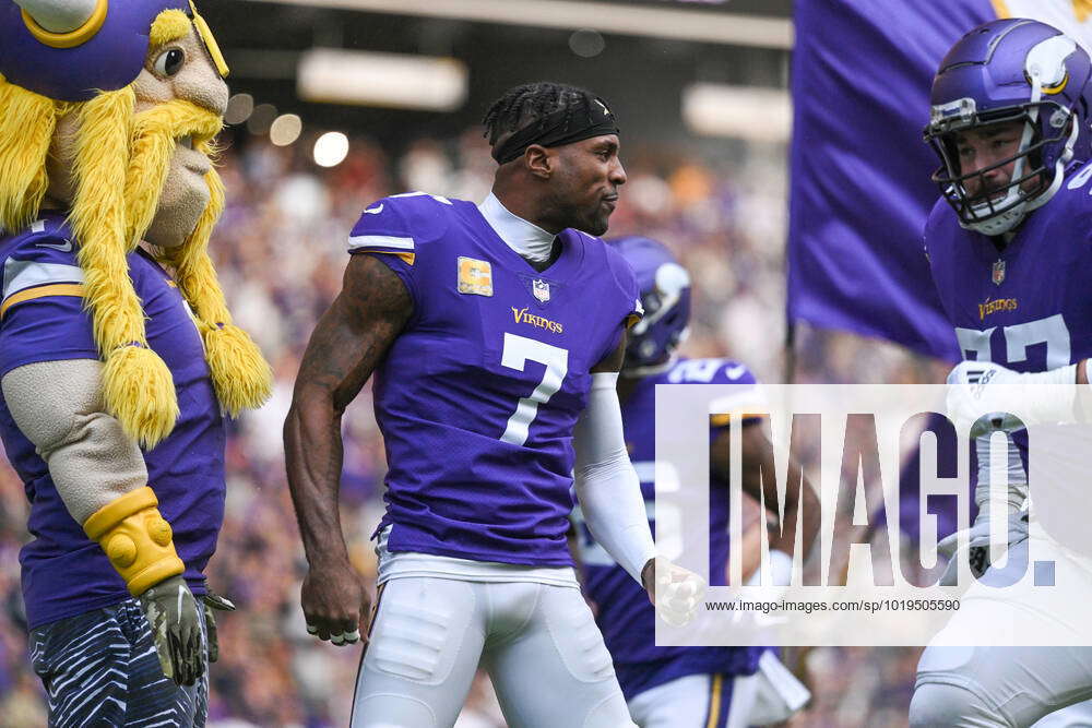 MINNEAPOLIS, MN - NOVEMBER 20: Minnesota Vikings cornerback Patrick  Peterson (7) takes the field bef