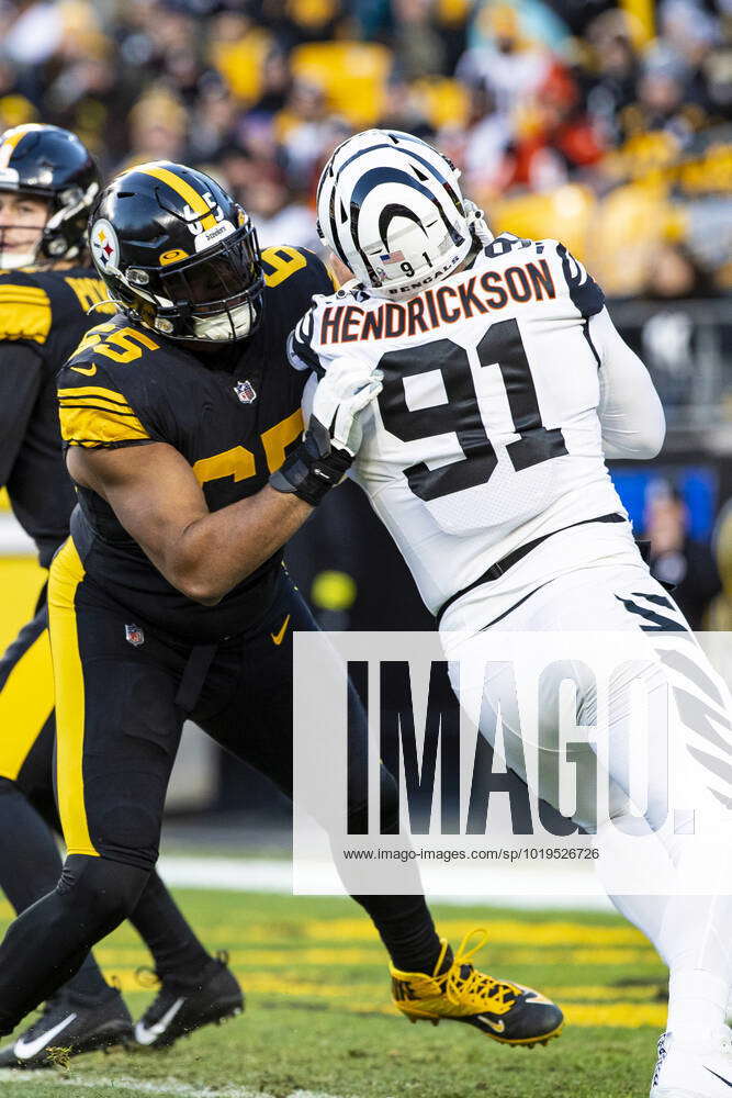 PITTSBURGH, PA - NOVEMBER 20: Pittsburgh Steelers offensive tackle Dan  Moore Jr. (65) pass blocks Ci