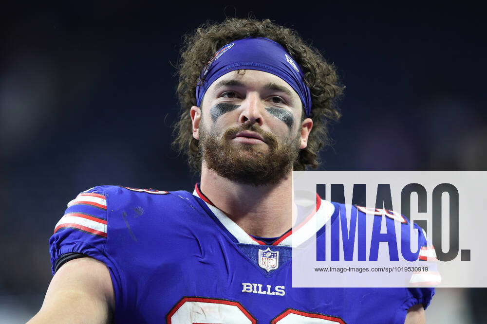 Buffalo Bills vs Cleveland Browns Buffalo Bills tight end Dawson Knox (88)  walks off the field