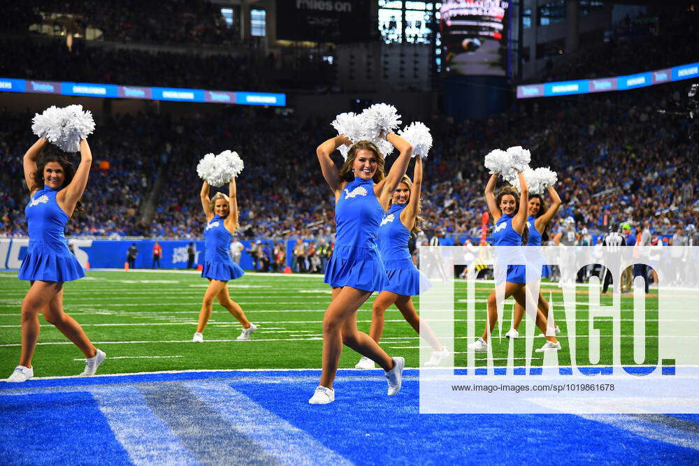 DETROIT, MI NOVEMBER 24 The Detroit Lions Cheerleaders perform