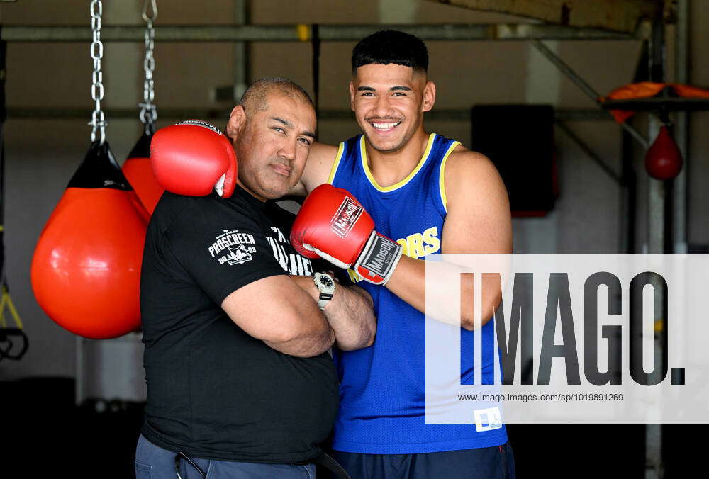 BOXING LEAPAI JNR NYIKA, Former Australian boxer Alex Leapai Snr (left
