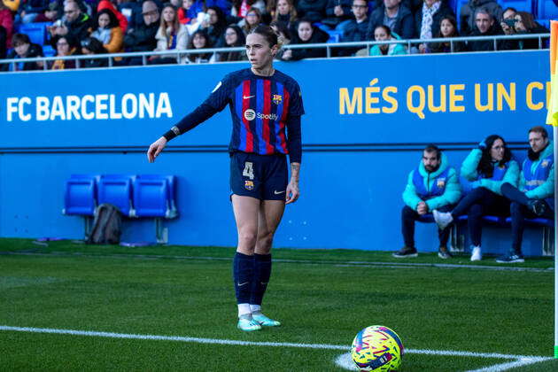 Barcelona, Spain, December 4tth, 2022: Mapi Leon takes a corner during ...