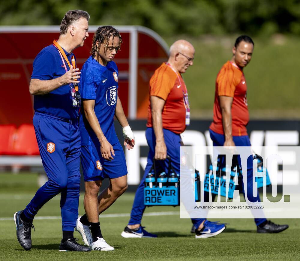 DOHA Holland coach Louis van Gaal and Xavi Simons of Holland during a ...