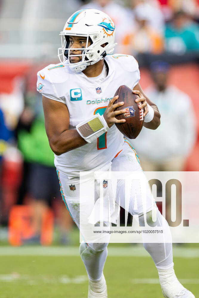 SANTA CLARA, CA - DECEMBER 04: Miami Dolphins quarterback Tua Tagovailoa  (1) throws a pass during the NFL professional football game between the  Miami Dolphins and San Francisco 49ers on December 4