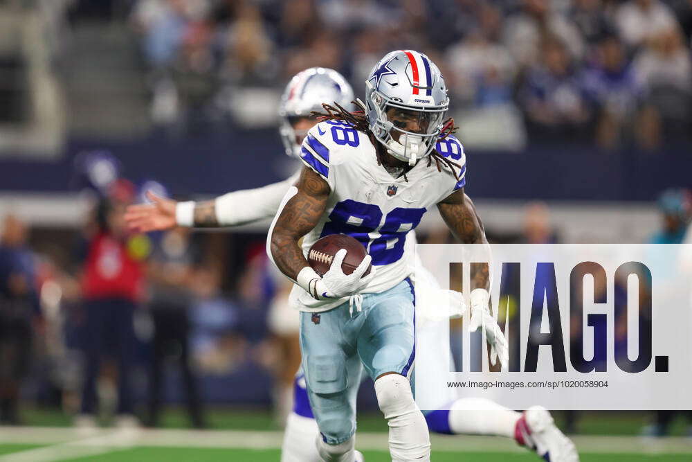 Dallas Cowboys wide receiver CeeDee Lamb (88) carries the ball