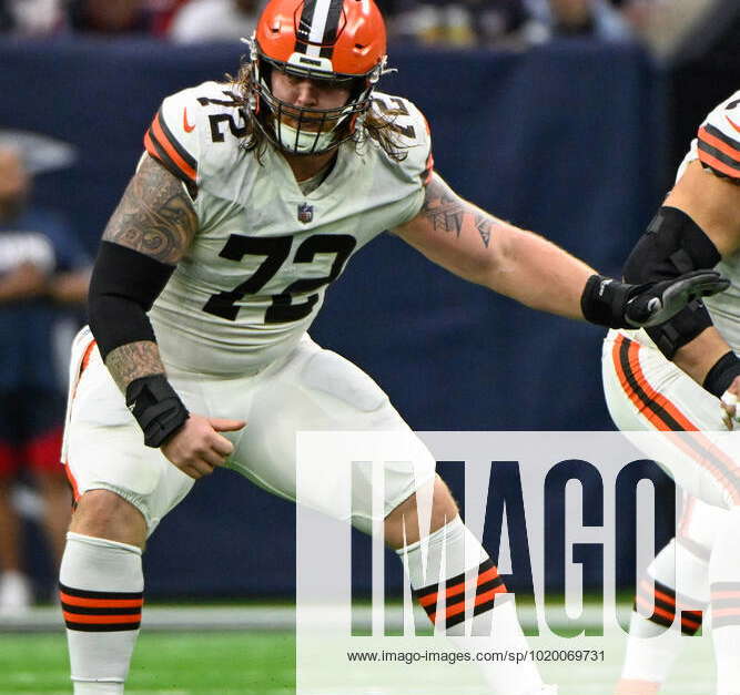 Cleveland Browns guard Hjalte Froholdt (72) looks to make a block