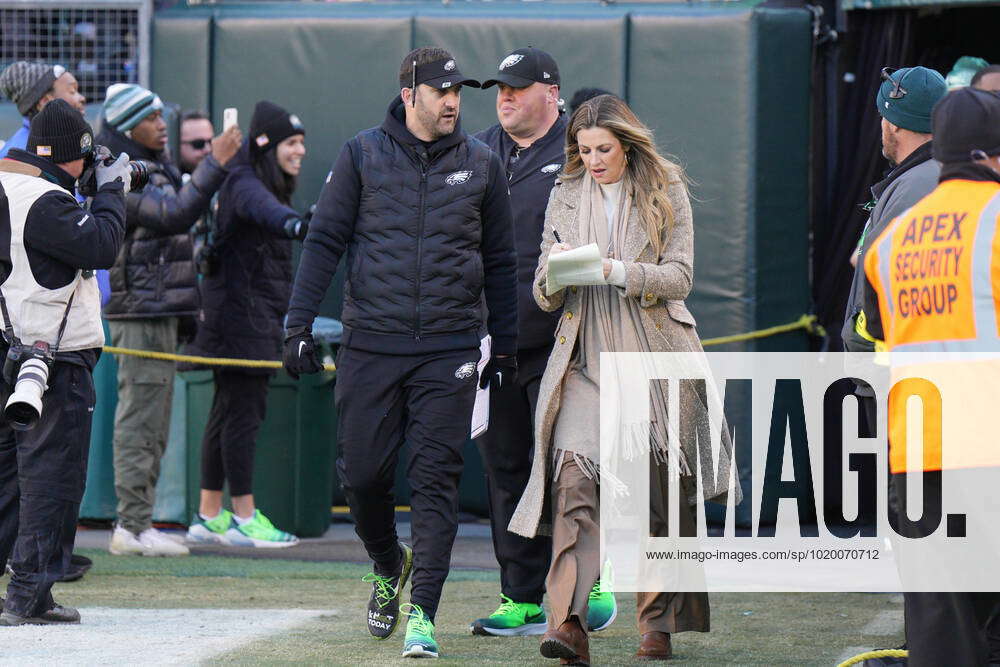 PHILADELPHIA, PA - DECEMBER 04: Fox Sports sideline reporter Erin