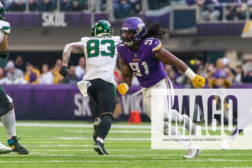 MINNEAPOLIS, MN - DECEMBER 04: Minnesota Vikings linebacker Patrick Jones II  (91) rushes out of his