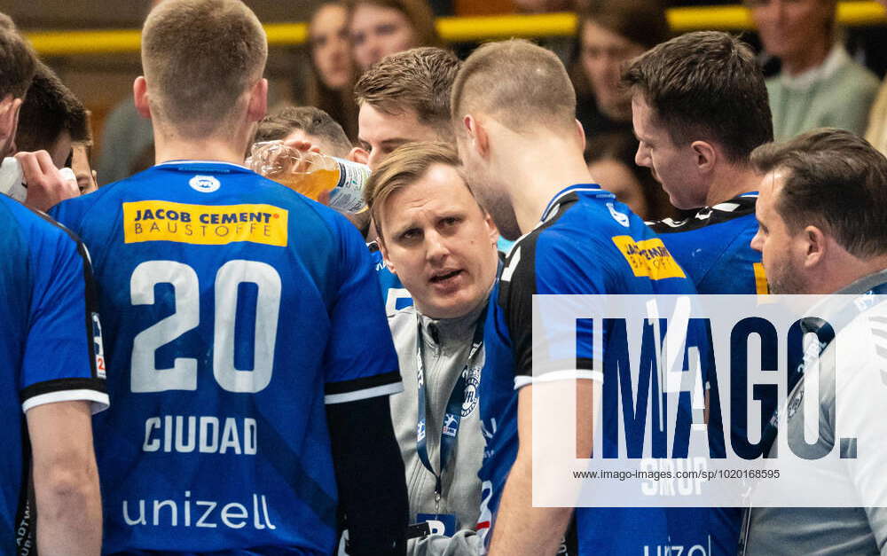 David Roehrig VfL Luebeck Schwartau coach on timeout VfL Luebeck ...