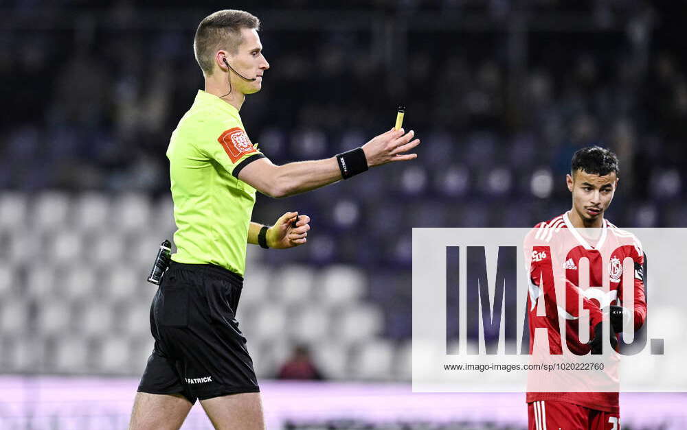 BRUSSEL, NETHERLANDS - JULY 16: referee Simon Bourdeaud Hui during the Club  Friendly match between Anderlecht and