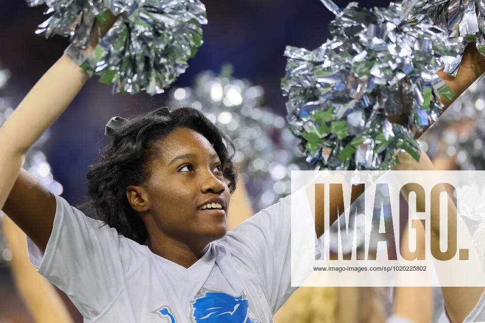 Lions vs Vikings: Cheer Photos