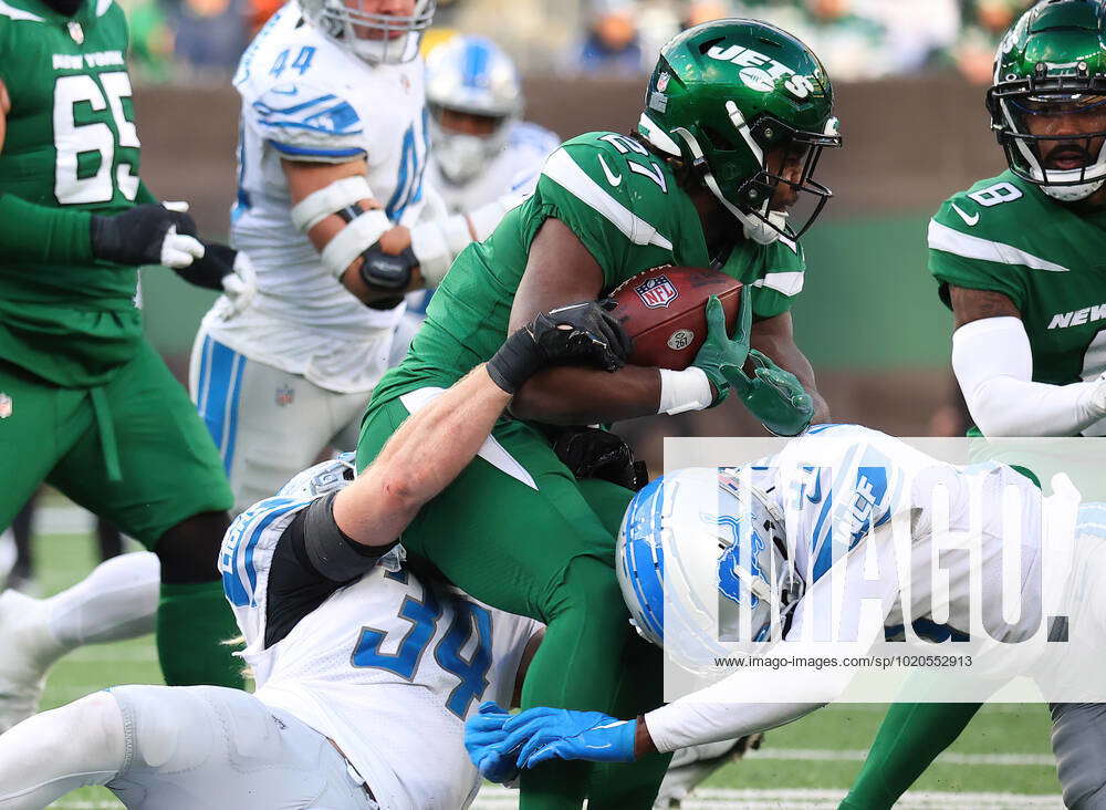 East Rutherford, NJ. 18/12/2022, New York Jets running back Zonovan Knight  (27) looks for running room during a NFL game against the Detroit Lions on  Sunday, Dec. 18, 2022 in East Rutherford