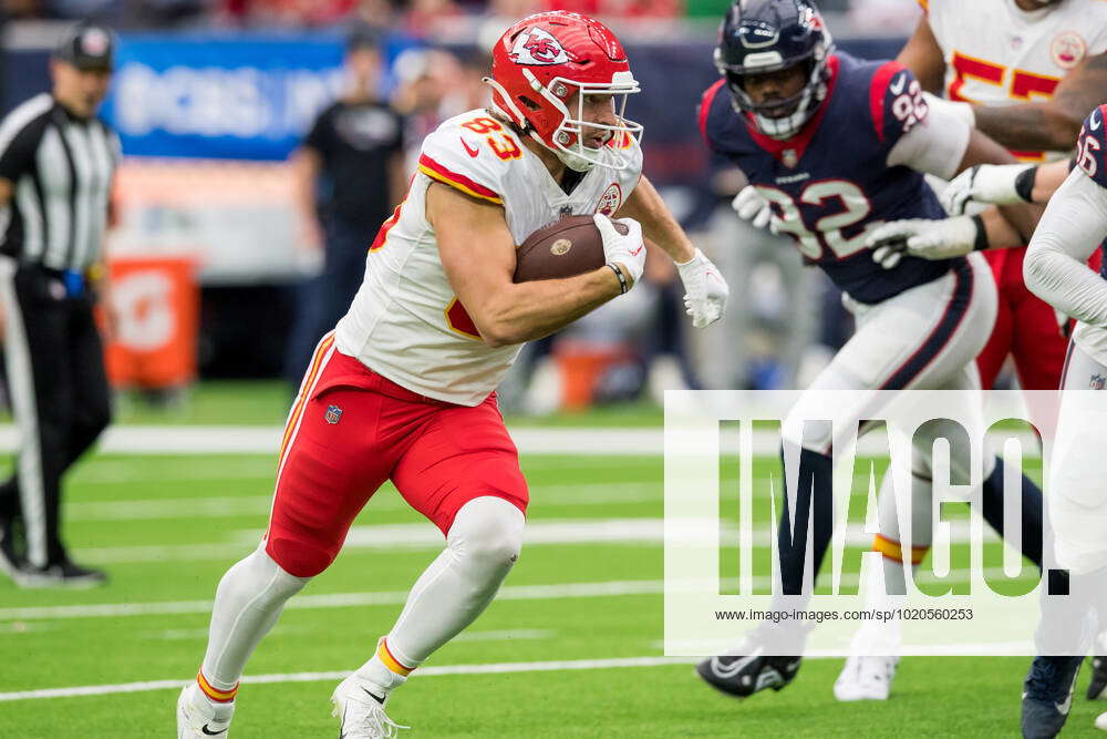 December 18, 2022: Kansas City Chiefs Tight End Noah Gray (83) Runs ...