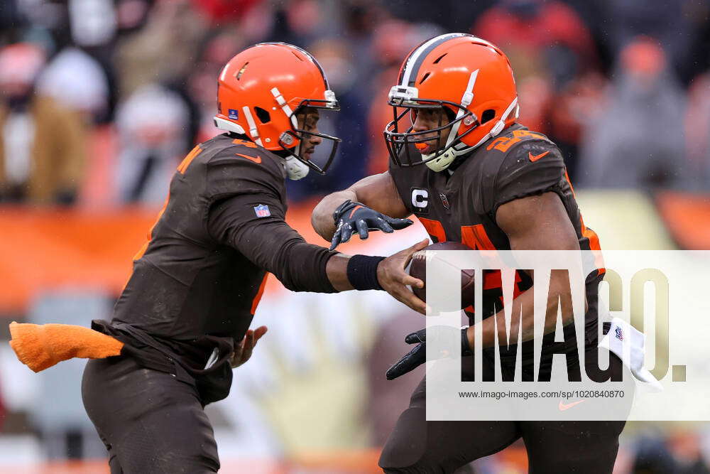 CLEVELAND, OH - DECEMBER 24: Cleveland Browns running back Nick Chubb (24)  takes the handoff from Cl