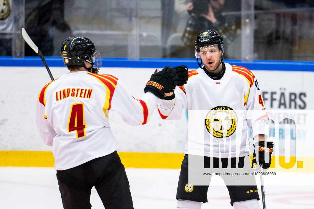 221226 Brynäs Jacob Blomqvist celebrates with Theo Lindstein after