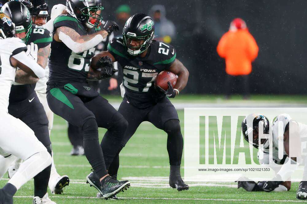 EAST RUTHERFORD, NJ - DECEMBER 22: New York Jets running back Zonovan  Knight (27) during the Nationa
