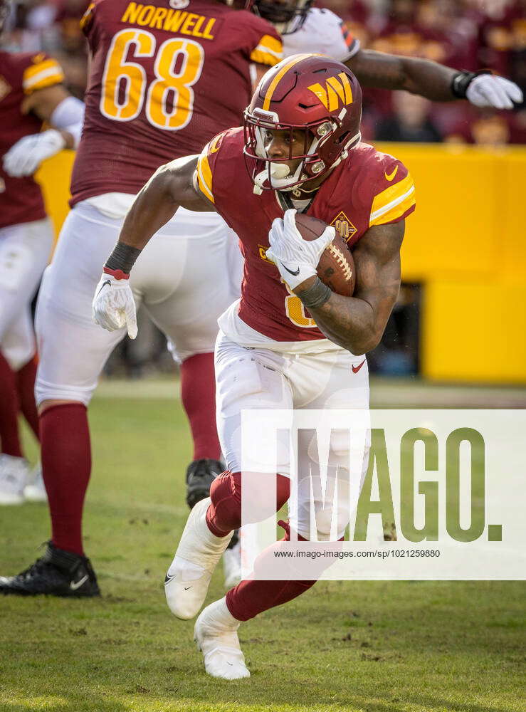 Washington Commanders running back Brian Robinson Jr. (8) runs