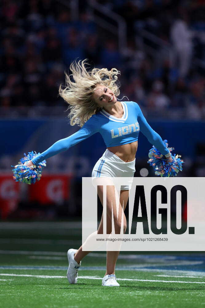 Lions vs Bears: Cheer Photos