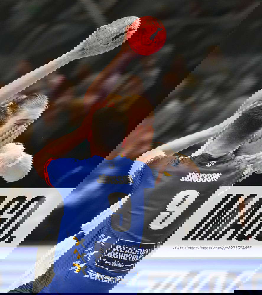 v l Elvar Oern JONSSON ISL , Juri KNORR GER , foul, throw, action, duel