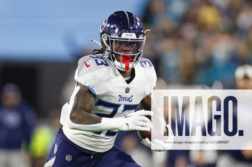 JACKSONVILLE, FL - JANUARY 07: Tennessee Titans running back Jonathan Ward  (33) runs with the ball during the game between the Tennessee Titans and  the Jacksonville Jaguars and the on January 7