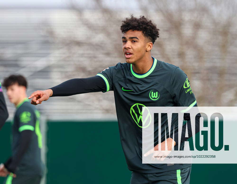 Kevin Paredes VfL Wolfsburg gives sign TEST FC Augsburg VfL