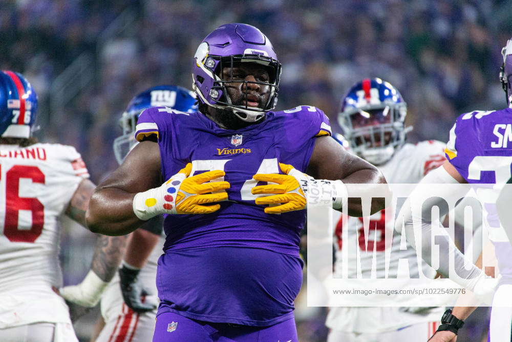 Minnesota Vikings defensive tackle Dalvin Tomlinson (94) runs onto