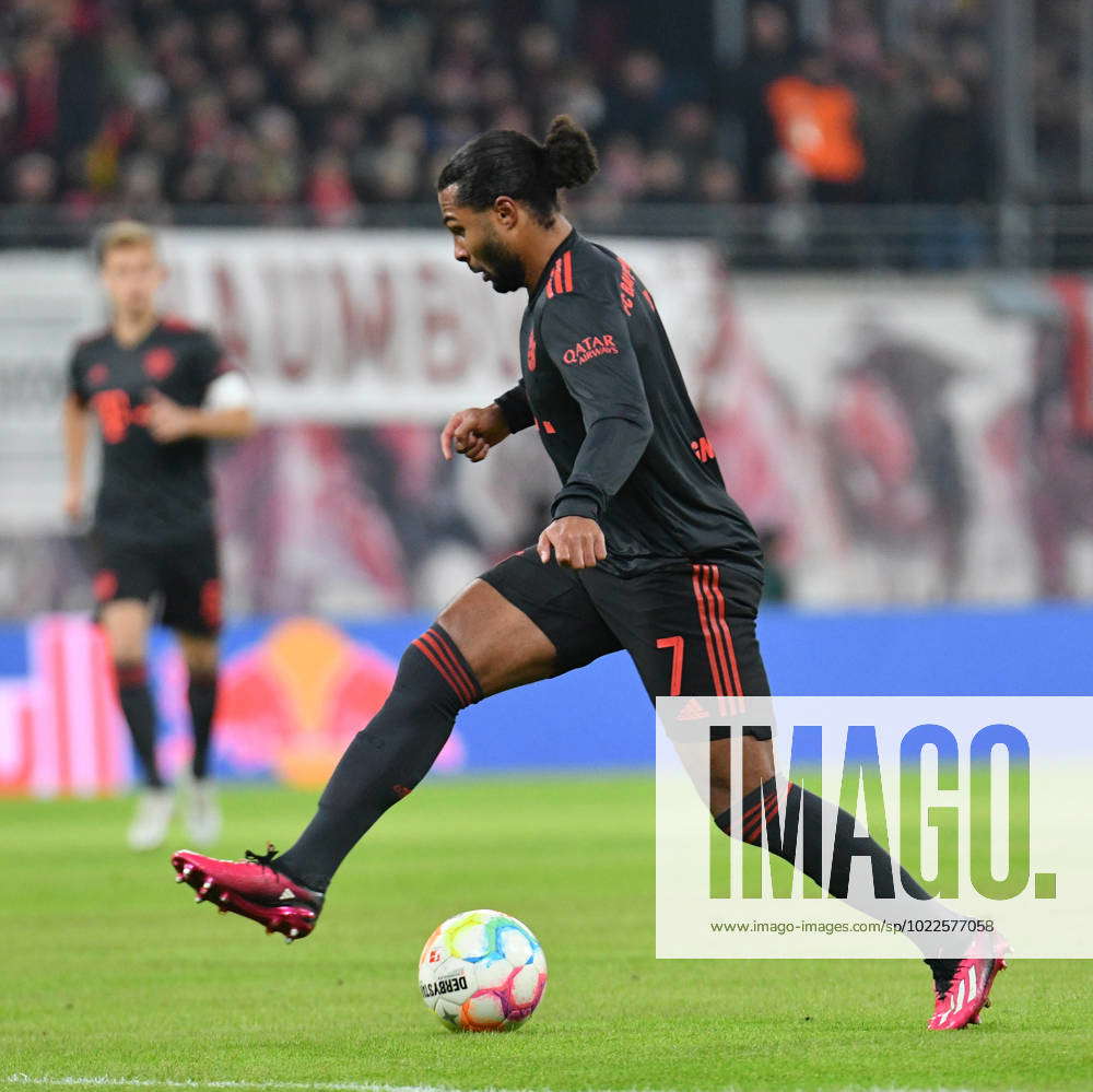 Serge Gnabry Fc Bayern Muenchen Am Ball Rb Leipzig Vs Fc Bayern Muenchen Fussball Bundeslig