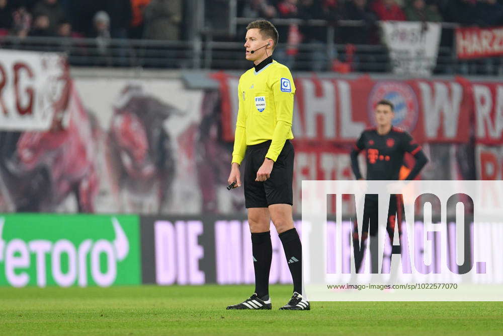 Daniel Siebert Referee Awaits Video Evidence RB Leipzig Vs FC Bayern ...