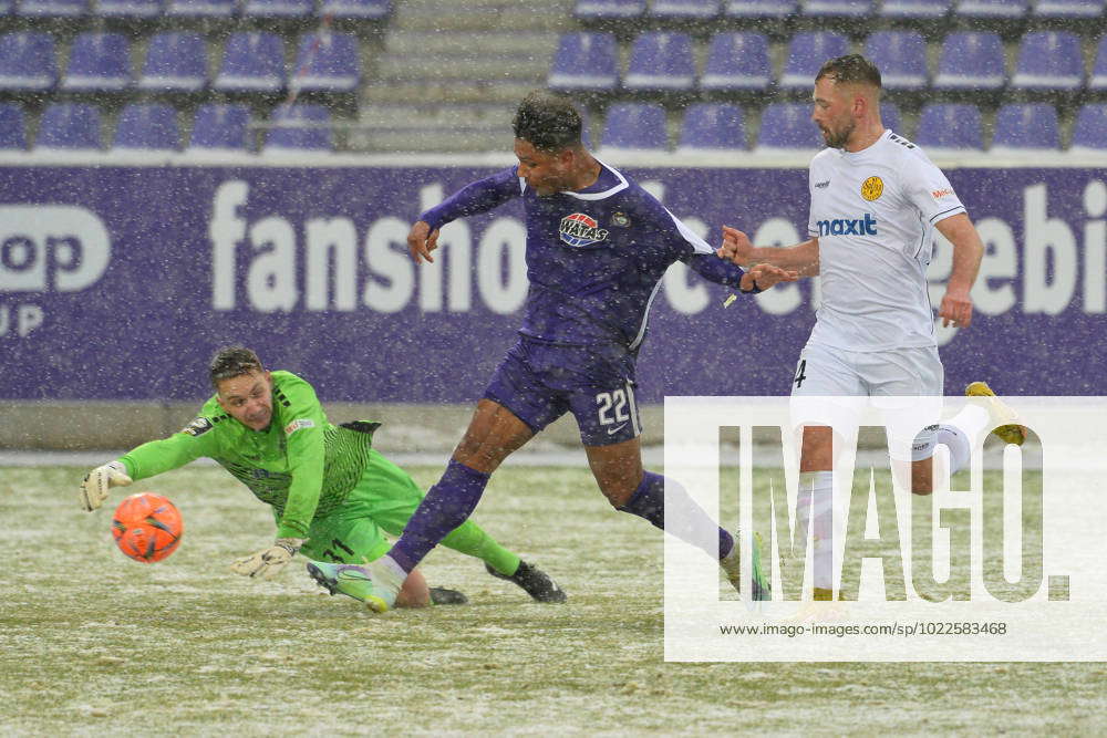 Paul Philipp Besong FC Erzgebirge Aue center, scores the 3 0, Sebastian ...