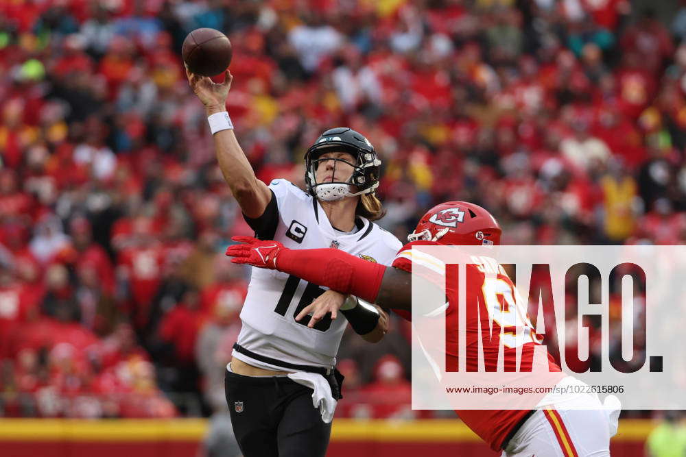 KANSAS CITY, MO - JANUARY 21: Kansas City Chiefs defensive tackle Khalen  Saunders (99) pressures Jac