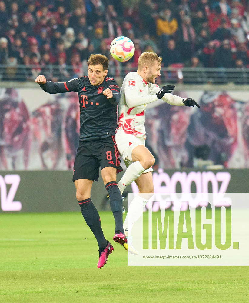 Leon GORETZKA, FCB 8 compete for the ball, tackling, duel, header ...