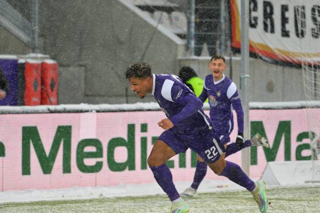 Paul Philipp Besong FC Erzgebirge Aue in front, scores the 3 0 and ...